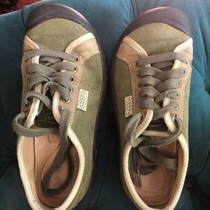 Olive green Keens Sz 6.5